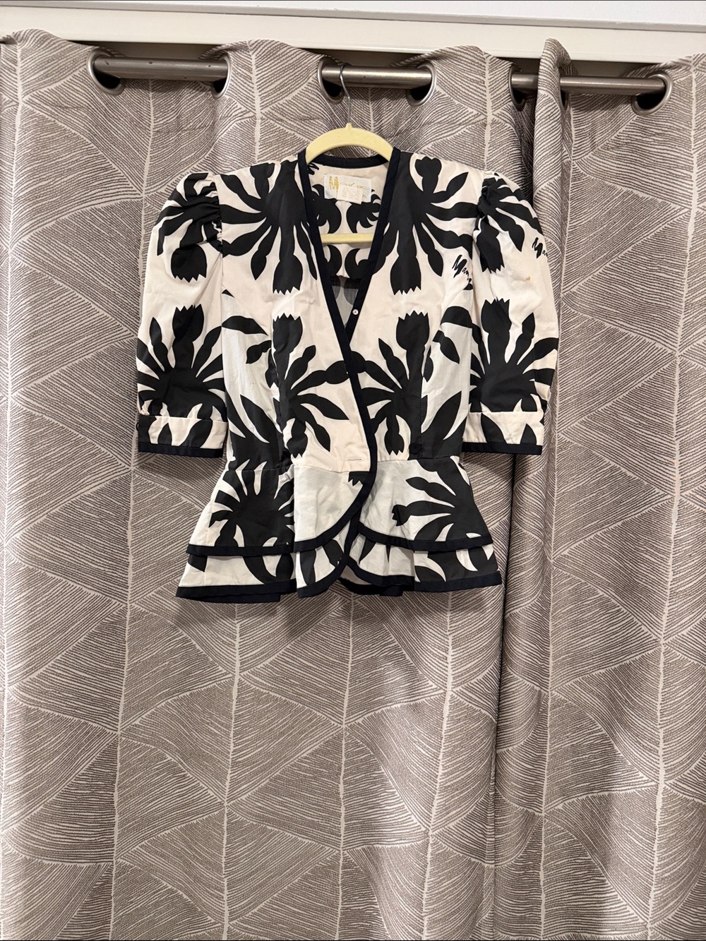 MAMO Black and White quilt Puff-Sleeve Blouse
